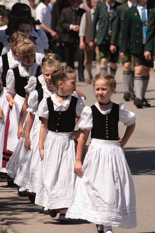 Ebenso fesch die Mädchen