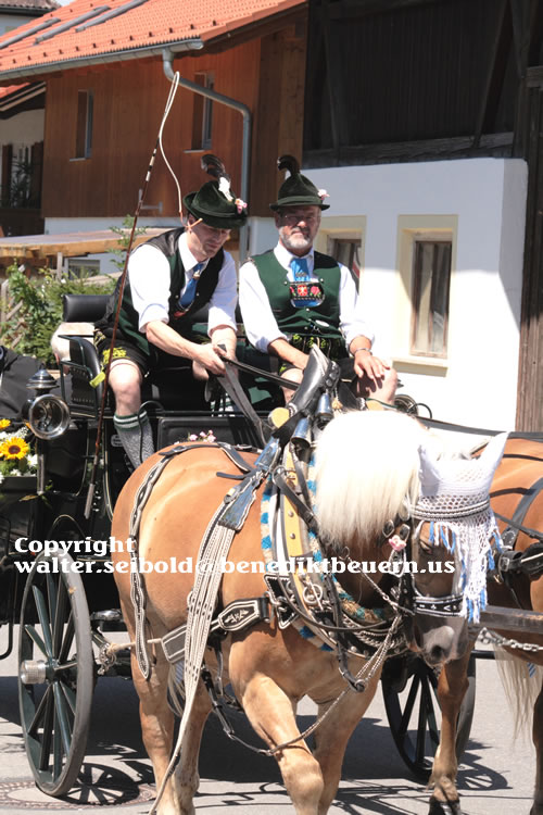 Waxenberger stolz auf seiner Kutsche