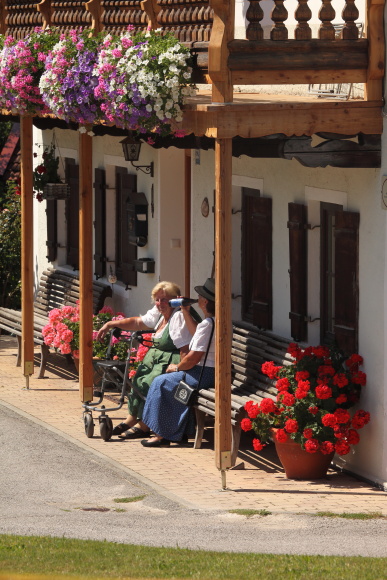 Das ganze Dorf wartet ...