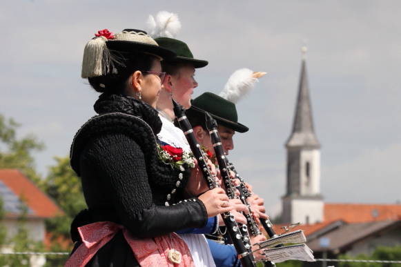 Frisch aufgspuit zum 90 jährigen Jubiläum von den Jasberglern in Baiernrain  01-musiker.JPG