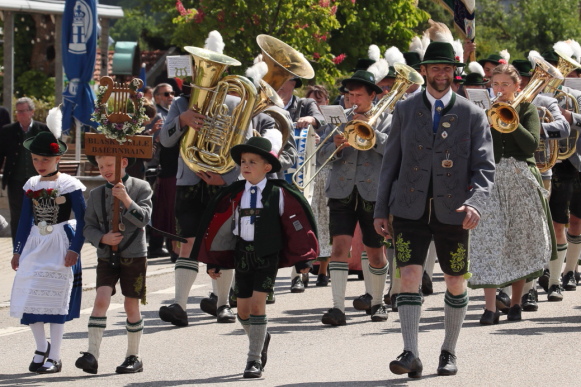 Die Baiernrainer Blasmusik für den feierlichen Zug an 03-trachtenzug.JPG
