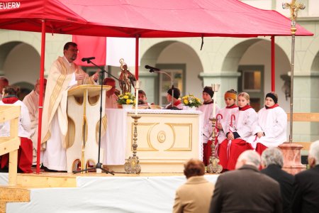 Wegen den Renovierungsarbeiten an der Basilika wurde im Klosterhof eine Feldmesse gelesen